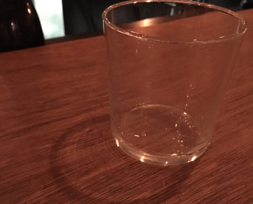 Et tomt glas vand der med service skal fyldes op